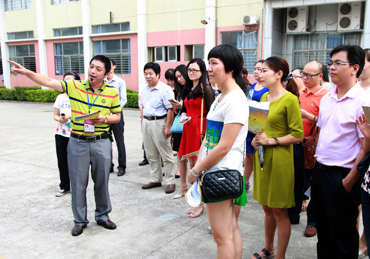 學(xué)校副校長王開利正為市民介紹創(chuàng)客實(shí)踐室