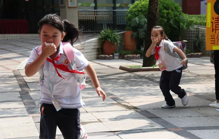 舉行校車逃生演練，提高師生應(yīng)急能力——深圳市龍華中英文實驗學(xué)校舉行校車應(yīng)急演練活動