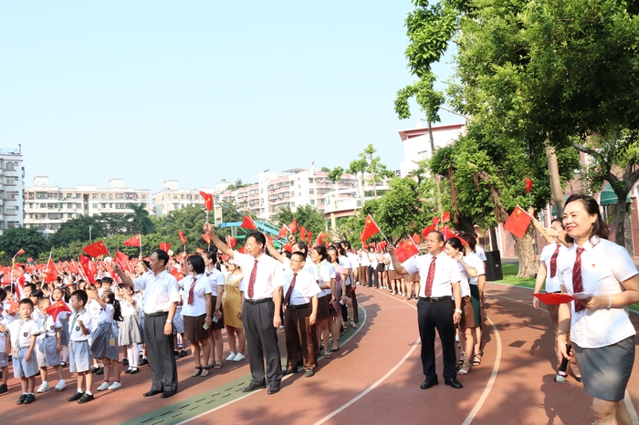 舉行主題升旗儀式，弘揚(yáng)愛(ài)國(guó)主義精神